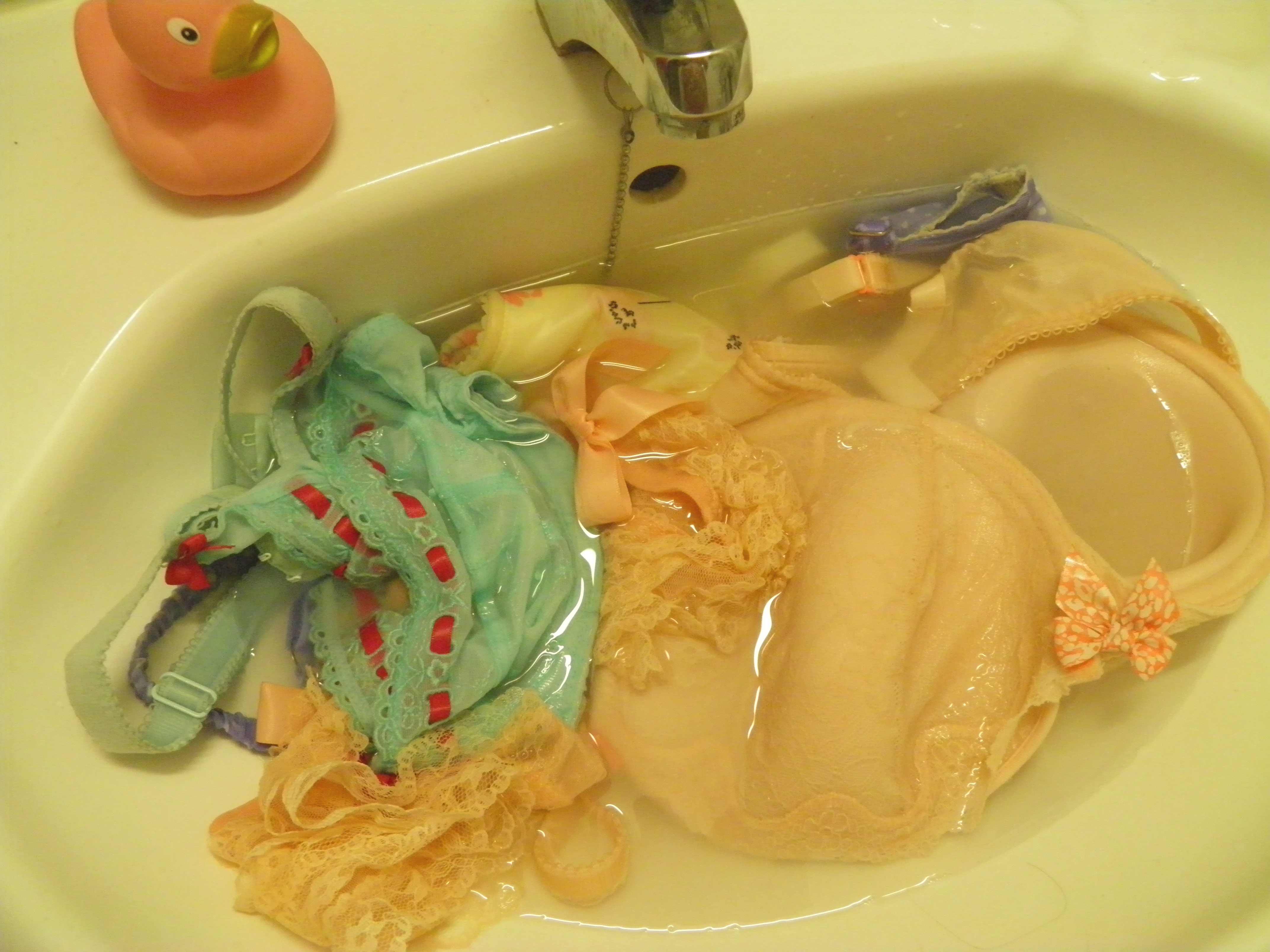 jangan asal mencuci pakaian dalam! sebaiknya 9 cara inilah